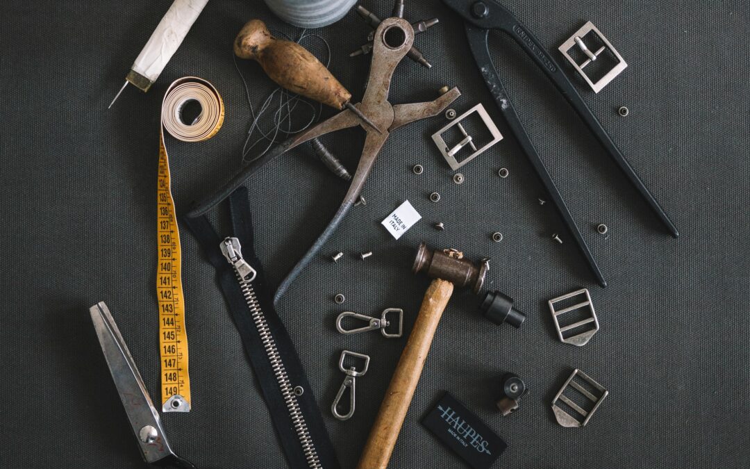 Różne narzędzia pracy ułożone na stole jako metafora DISC i CliftonStrengths Gallup – różne narzędzia do różnych celów w zarządzaniu zespołem